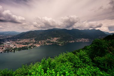 Brunate, İtalya - Mayıs 2016-Cernobbio ve görünümünü Brunate üzerinden Como Gölü