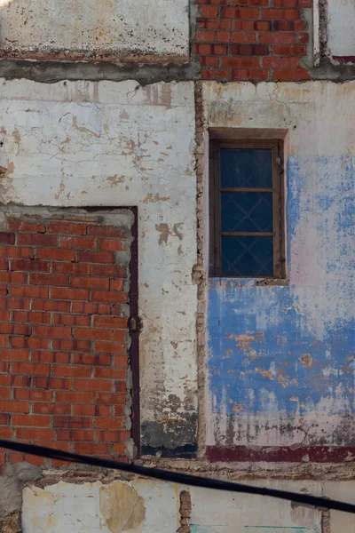 Ραγισμένο το παλιό σπίτι τοίχο από τούβλα — Φωτογραφία Αρχείου