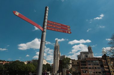 Girona, İspanya, Mayıs 2016: yön işareti kutup Collegiate Kilisesi Sant Feliu (Felix)