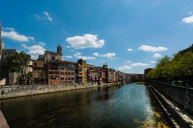 Girona, İspanya, Mayıs 2016: nehir üzerinde evlerin eski renkli duvarlar