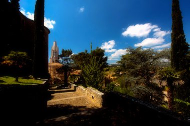 Girona, İspanya - Mayıs 2016: Girona görünümü - eski şehir duvar