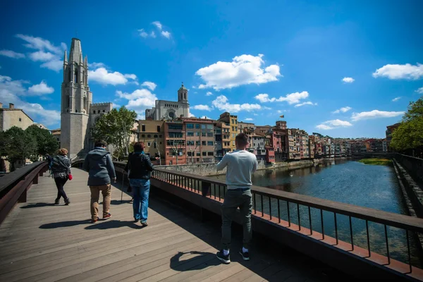 Girona, İspanya, Mayıs 2016: Sant Feliu köprüden Onyar nehir Bazilikası Sant Feliu önü turistlere
