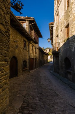 Rupit, Katalonya, İspanya, Nisan 2016: Bir görünümü, ortaçağ şehir, Rupit-yoIda acımasız rustik Ortaçağ evleri 