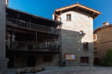 Rupit, Katalonya, İspanya Nisan 2016: Rupit ortaçağ şehir büyük Ortaçağ Kulesi Placa