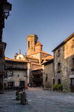 Rupit, Katalonya, İspanya Nisan 2016: Ortaçağdan kalma şehir görünümünü 