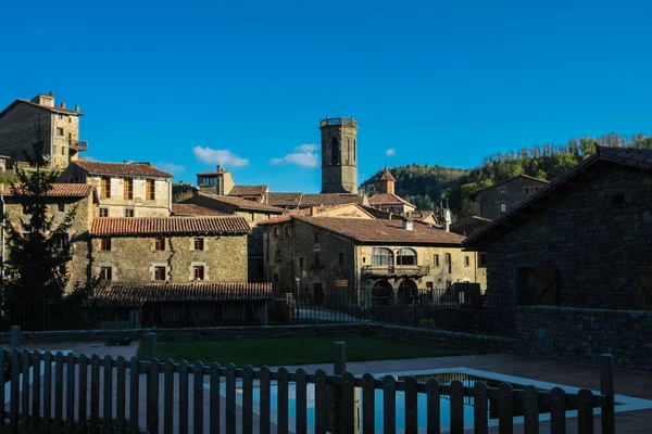 RUPIT, CATALONIA, SPAGNA Aprile 2016: Veduta della città medievale dal ponte sospeso — Foto Stock