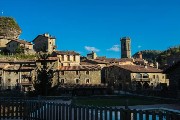 RUPIT, CATALONIA, SPAGNA Aprile 2016: Veduta della città medievale dal ponte sospeso — Foto Stock