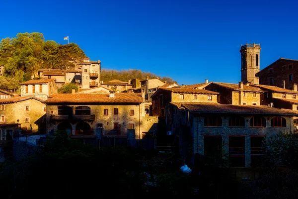 RUPIT, CATALONIA, ESPAÑA Abril 2016: Una vista de la ciudad medieval desde el puente colgante — Foto de Stock