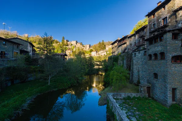 RUPIT, CATALONIA, ESPAÑA Abril 2016: Una vista de la ciudad medieval desde el puente colgante — Foto de Stock