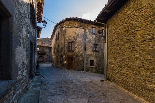 RUPIT, CATALONIA, SPAIN, April 2016: A view of the medieval town of Rupit-  street with brutal rustic medieval houses — Stock Photo, Image