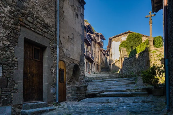 RUPIT, CATALONIA, SPAIN April 2016: A view of the medieval town — Stock Photo, Image