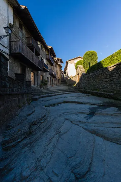 RUPIT, CATALONIA, SPAIN April 2016: A view of the medieval town — Stock Photo, Image