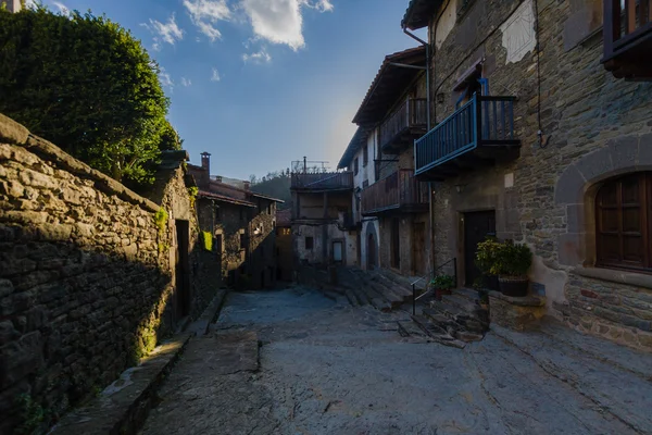 RUPIT, CATALONIA, SPAIN April 2016: Perspective of the medieval — Stock Photo, Image