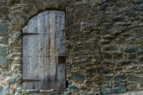 RUPIT, CATALONIA, SPAGNA Aprile 2016: Veduta della città medievale di Rupit- antica porta in legno — Foto Stock