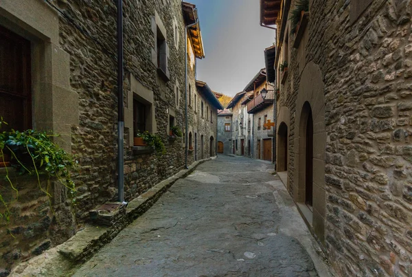 RUPIT, CATALONIA, SPAIN April 2016: A view of the medieval town of Rupit - narrow streets of town. — Stock Photo, Image