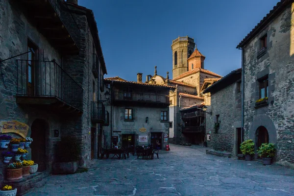 RUPIT, CATALONIA, ESPAÑA Abril 2016: Una vista de la ciudad medieval — Foto de Stock