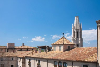 Girona, İspanya - Mayıs 2016: Girona görünümü - Casa papazlar Placa de Catedral olarak