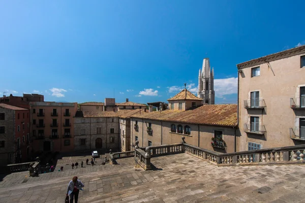 GIRONA, ESPAÑA - MAYO 2016: Vista de Girona - Casa Pastores en Placa de Catedral — Foto de Stock