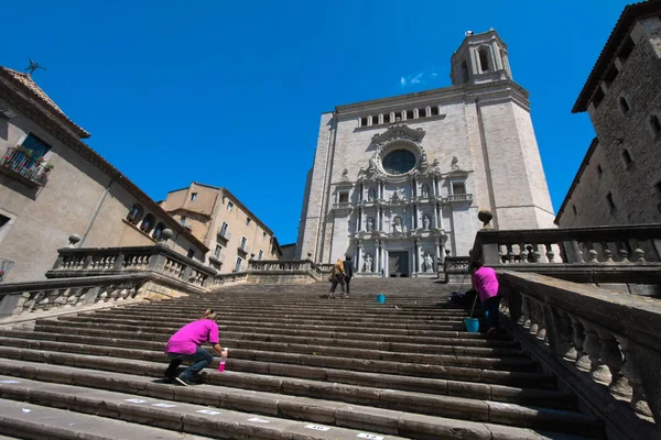 Girona, Spagna, Maggio 2016: Pulitori pulire imponente scalinata alla Cattedrale di Santa Maria di Girona — Foto Stock