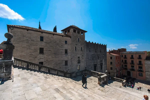 Girona, Spanien - Mai 2016: Blick auf Gerona - Treppe der gotischen Kathedrale lizenzfreie Stockfotos