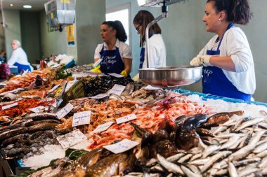 Palamos, Katalonya, Mayıs 2016: deniz ürünleri pazarı