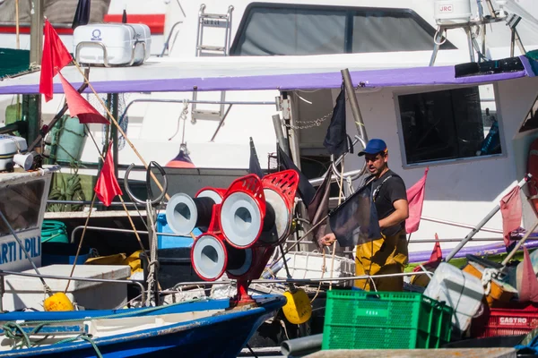 Palamos, Katalonien, maj 2016: fisherman förbereda motorbåt i Mataro — Stockfoto