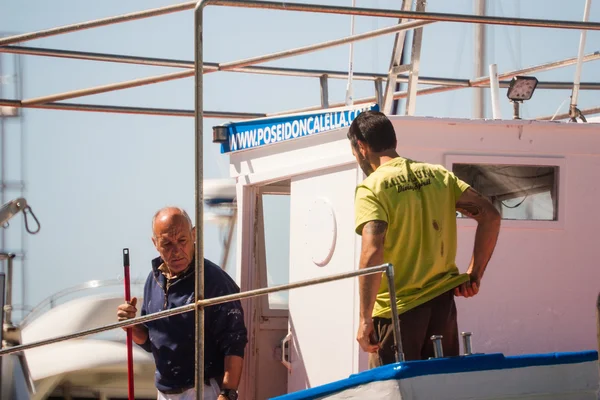 Palamos, Katalonien, kan 2016: fisherman rengöring och reparation motorbåt — Stockfoto
