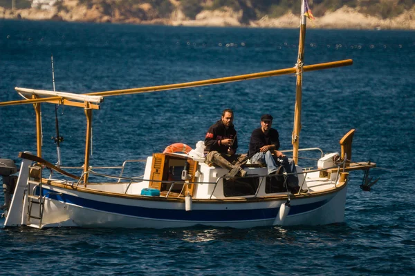 Palamos, Catalogna, maggio 2016: Pesca con la barca da pesca nella baia di Palamos — Foto Stock