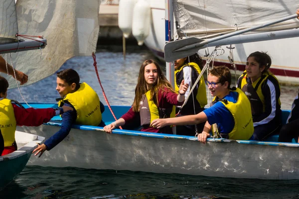 Palamos, Cataluña, mayo 2016: niños aprendiendo a navegar en yate — Foto de Stock