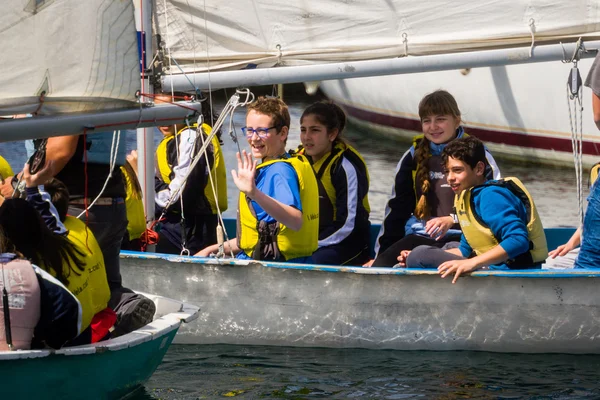 Palamos, Katalonien, kan 2016: barn att lära sig segla på yacht — Stockfoto