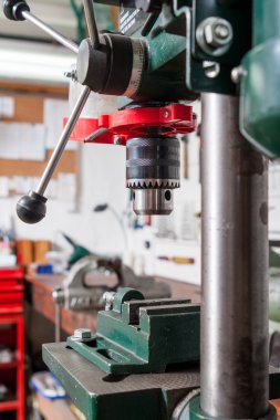 bir atölyede delme makinesi