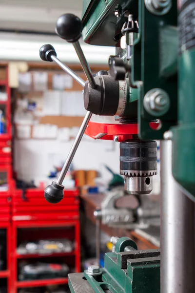 bir atölyede delme makinesi