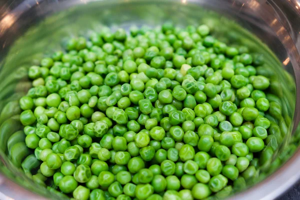 Pisello verde in una ciotola di vetro — Foto Stock