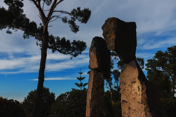 Jardines de Cap Roig, España, mayo de 2016: Monumento a las Estatuas de Piedra Bailarines de Flamengo en el Jardín Botánico Jardines de Cap Roig —  Fotos de Stock