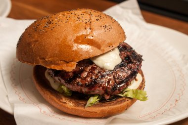 Taze hamburger closeup ahşap tablo.