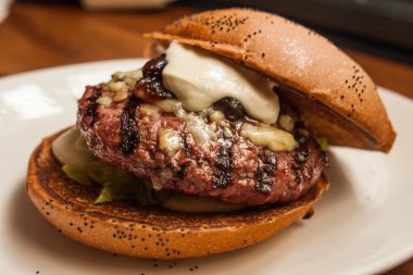 Taze hamburger closeup ahşap tablo.