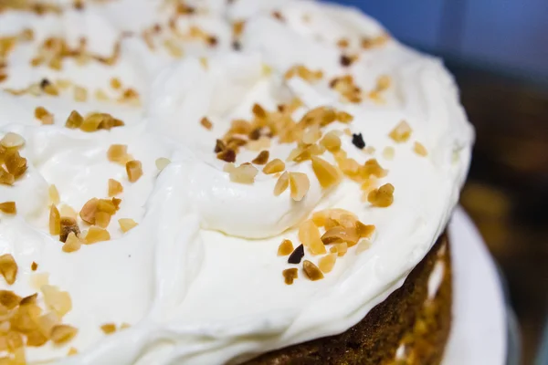 Torta con panna e pinoli — Foto Stock