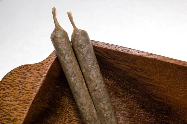 Voorraad van hand gemaakt marihuana gewrichten op houten schotel — Stockfoto