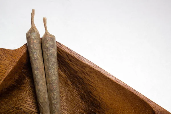 Voorraad van hand gemaakt marihuana gewrichten op houten schotel — Stockfoto