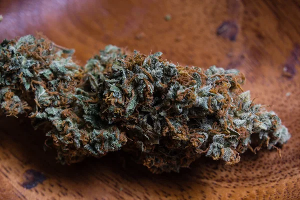 Kuru esrar esrar tomurcukları