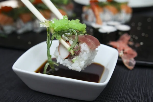 Soya sosuna daldırma suşi