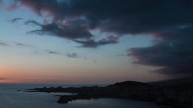 Hızlandırılmış bulutların üzerinde küçük turistik tropikal şehrin bağlantı noktası