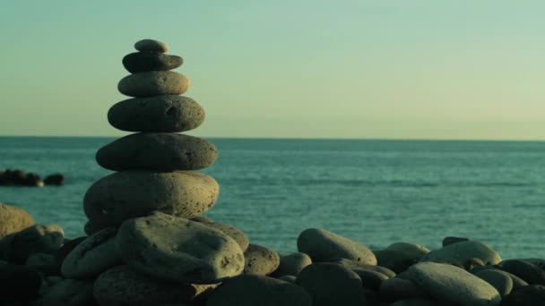 Zen stenen op een strand — Stockvideo