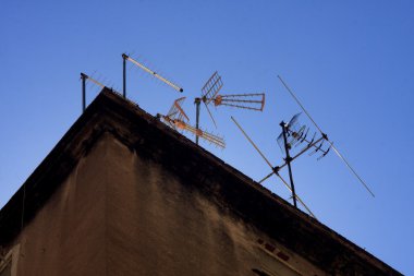 Çatıda Vintage Televizyon antenler