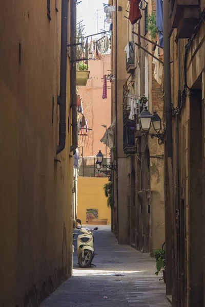 バルセロナの狭い古い通り — ストック写真