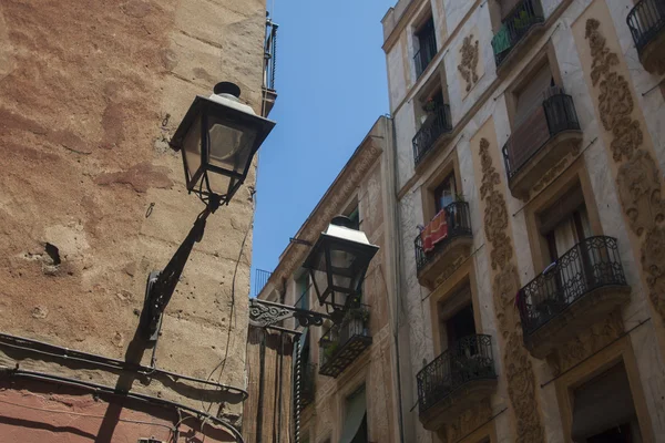 Linternas vintage en la pared en el casco antiguo de Barcelona — Foto de Stock