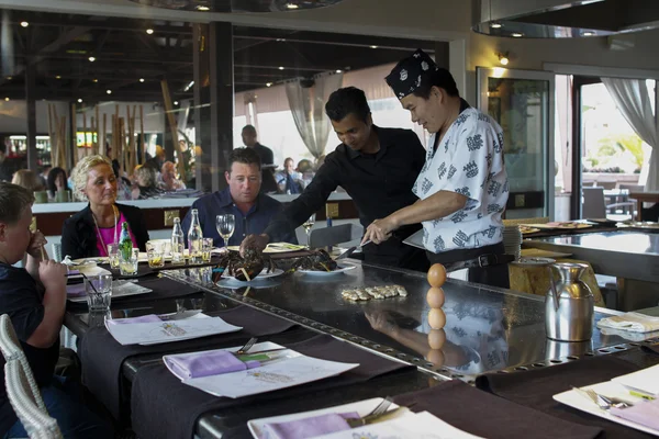 A teppanyaki szakács főzés a gázüzemű teppan — Stock Fotó