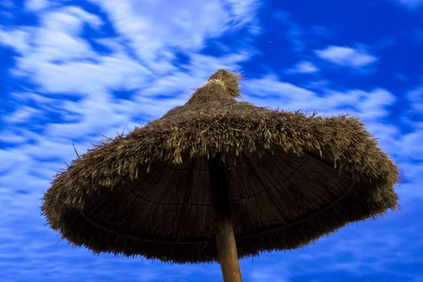 Palm slunečníky a lehátka na pláži na moonlight beach — Stock fotografie