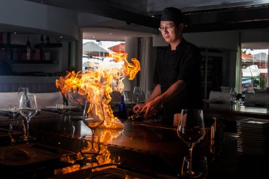 Şef Aşçı yapmak ateş Teppanyaki tabloda