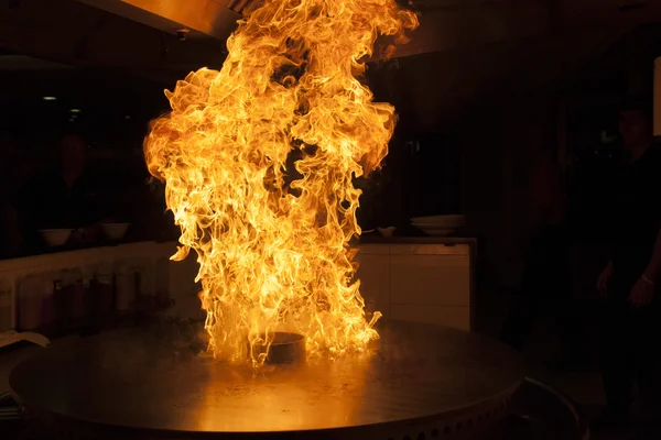 Grill Teppanyaki en feu — Photo